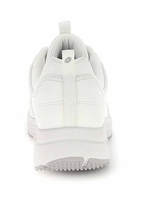 Scarpa sportiva bianca con colletto imbottito, suola texturizzata e tallone rinforzato. Dotata di un linguetta per facilitare la calzata. Materiale sintetico liscio.