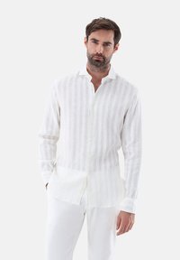 Camicia bianca in lino a maniche lunghe con strisce verticali grigio chiaro e colletto button-down, orlo dritto e vestibilità rilassata.