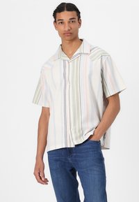 Camisa de manga corta abotonada en beige claro con rayas verticales en verde, rosa y azul. Diseño con cuello y un corte relajado.