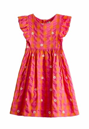 Różowo-pomarańczowa kraciasta sukienka dziewczęca z falbaniastymi krótkimi rękawkami i małymi białymi kwiatowymi nadrukami rozproszonymi na tkaninie.
