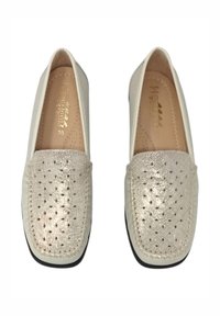 Scarpe basse con una tomaia in pelle bianca e una parte frontale in oro metallico texture con motivi a pois. Punta arrotondata e suola nera.