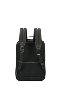 Zaino nero con tessuto testurizzato, spallacci regolabili imbottiti e manico superiore. Presenta una chiusura con cerniera liscia e un design minimalista.