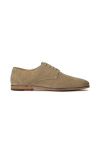Chaussures oxford en daim vert olive avec une texture lisse, un design à lacets et une semelle en cuir marron. Présentent une forme élégante et un minimalisme dans le détail.