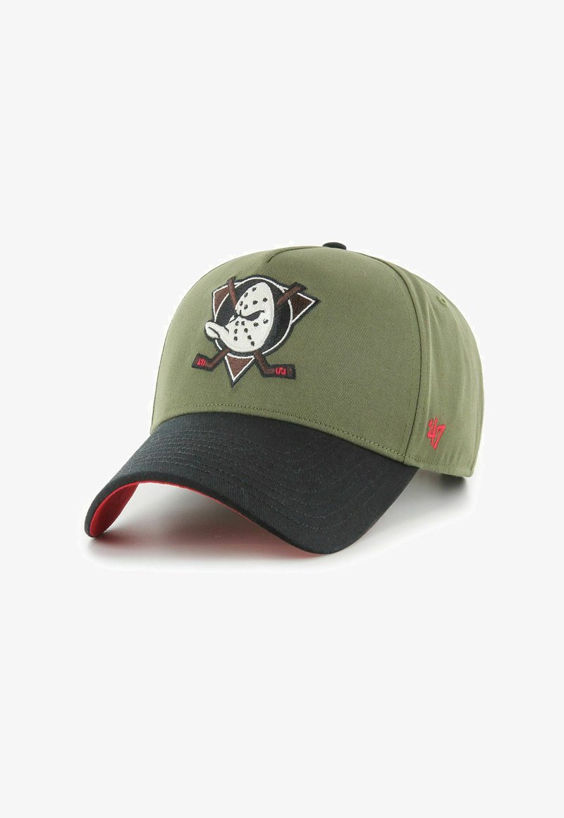 Gorra de béisbol verde oliva y negra con un logo de máscara de hockey y palos cruzados bordados en el frente, costura roja de la marca '47 en el lateral.