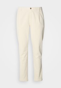 Pantaloni beige con un tessuto testurizzato, caratterizzati da una linea dritta, pieghe frontali e una chiusura con un singolo bottone marrone in vita.