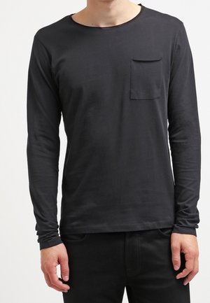 Schwarzes Langarm-T-Shirt mit rundem Ausschnitt, einer Brusttasche und einem taillierten Schnitt aus weichem Stoff.