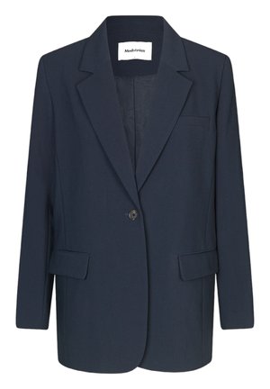 Blazer navy realizzato in tessuto morbido, caratterizzato da una chiusura a un bottone, revers a punta, una tasca sul petto e due tasche frontali.