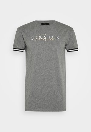 T-shirt gris à manches courtes avec des poignets rayés noirs et blancs, surmonté d'un texte blanc "SIKSILK" et d'un design cursif sur la poitrine.