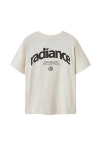 Creme T-Shirt mit kurzen Ärmeln und einem großen schwarzen Drucklogo mit der Aufschrift "radiance VISIONARY COLLECTIVE" auf der Vorderseite. Weicher Baumwollstoff.
