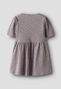 Lila bomullsklänning med korta puffärmar, rynkad midja och små blommönster, med subtila vertikala ränder i tyget.