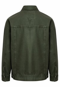 Groene denimjas met een kraag, achterstuk met inzetstuk en verstelbare manchetten met knopen. Heeft een gladde textuur en een klassieke recht gesneden pasvorm.