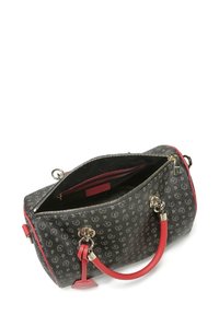 Borsa a tracolla nera con motivo, dettagli rossi, due manici corti e chiusura con zip. L'interno presenta una fodera nera con tasche.