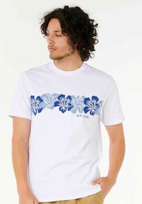 Hvid bomulds t-shirt med et blåt og lyseblåt blomstermønster over brystet, med "RIP CURL" trykt under designet.