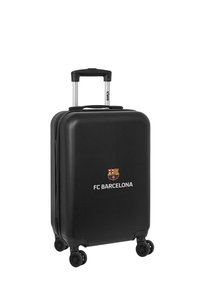 Czarna twarda walizka o gładkiej teksturze, z logo FC Barcelony, wysuwanym uchwytem i czterema kółkami do łatwego przemieszczania.