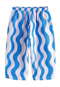 Blaue und weiße gemusterte Shorts mit wellenförmigen Linien, elastischem Bund und Seitentaschen; aus strukturiertem Stoff gefertigt.