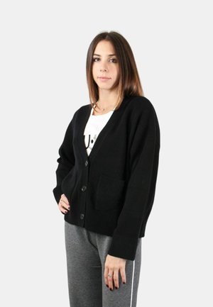 Cardigan nero in maglia con scollo a V, quattro bottoni e tasca frontale. Il design include polsini a costine e una vestibilità rilassata.