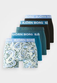 Πέντε ζευγάρια μποξεράκια BJÖRN BORG σε διάφορα χρώματα: ένα με σχέδιο, δύο σε αποχρώσεις του μπλε, ένα σκούρο πράσινο και ένα μαύρο, με ελαστική μέση.
