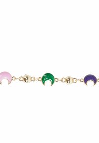 Bracciale in catena d'oro con charm a forma di mezzaluna in smalto rosa, verde e viola, collegati da perline d'oro su uno sfondo bianco.