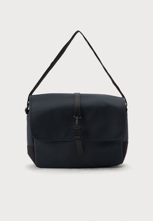 Sac messager bleu marine avec un rabat avant sécurisé par une boucle noire et une bandoulière réglable.
