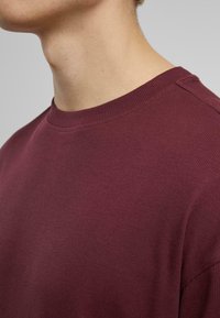 Urban Classics SHORTSLEEVE - Paprasti marškinėliai - cherry