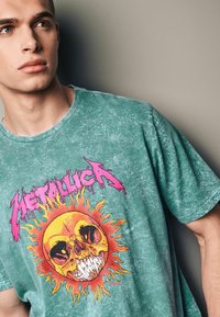 Next LICENSE REGULAR - Print T-shirt - green wash metallica