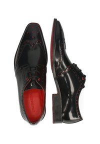 Sorte laklædersko med røde accenter, spids tå, brogue-detaljer og rødt indre for. Har snørelukning.