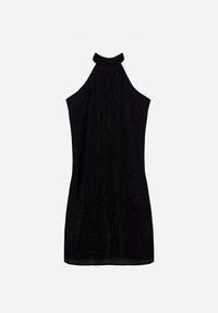 Robe noire à col halter avec une coupe fluide, fabriquée en tissu texturé brillant, présentant un détail de col froncé et une longueur au genou.