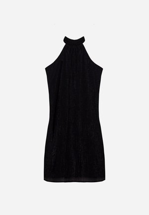 Vestido negro de cuello halter con un corte holgado, hecho de una tela texturizada brillante, que presenta un detalle de cuello fruncido y un dobladillo a la altura de la rodilla.