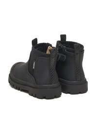 Stivaletti neri alla caviglia in pelle e tessuto, con pannello posteriore testurizzato, suola robusta e anello posteriore per facilitare la calzata.