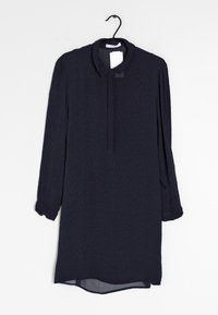 Abito camicia a maniche lunghe blu navy con colletto, apertura con bottoni e un motivo testurizzato sottile. Presenta polsini arrotolati e una silhouette dritta.