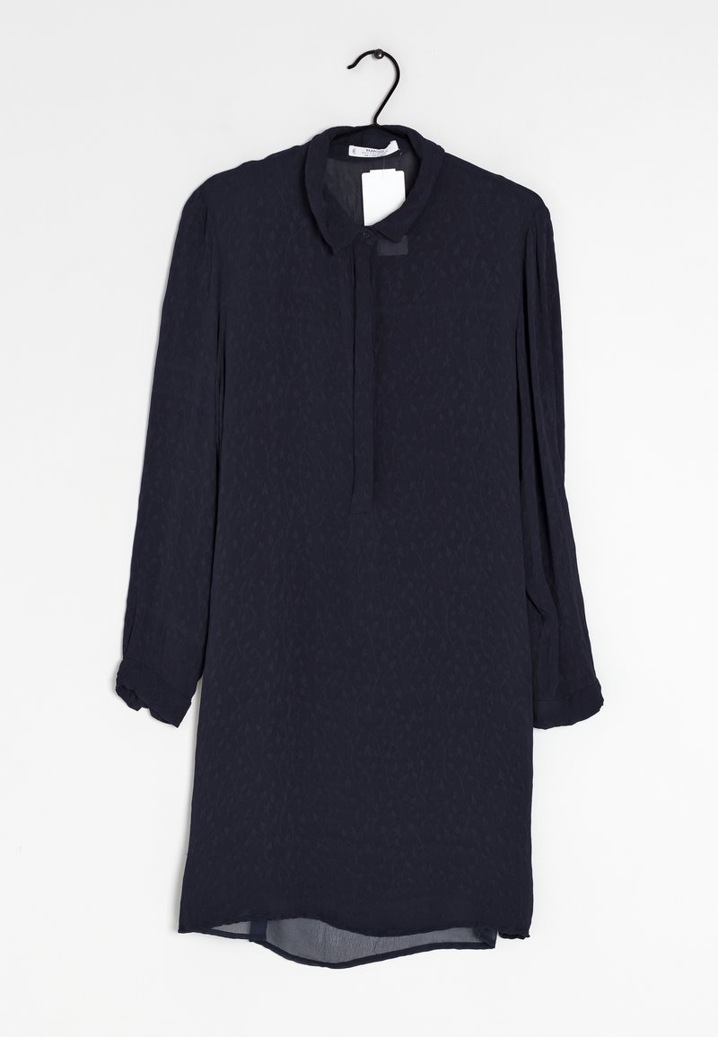 Abito camicia a maniche lunghe blu navy con colletto, apertura con bottoni e un motivo testurizzato sottile. Presenta polsini arrotolati e una silhouette dritta.