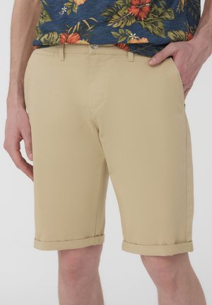 Pantaloni beige realizzati in tessuto leggero, con una vestibilità dritta, risvolti, passanti per cintura e tasche laterali per un look casual.