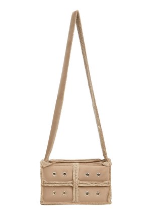 Tan crossbody taske lavet af blødt stof, med fire synlige rum, metaløjer og en tekstureret kant. Justerbar rem for nem bæreevne.