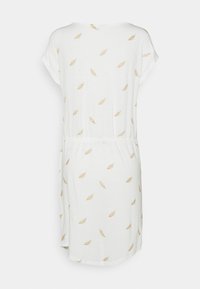 Vit kortärmad klänning med ett subtilt mönster av guldblad, midja som är cinchad och en avslappnad passform, tillverkad av mjukt, lätt tyg.