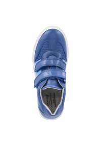 Blaue Leder-Sneaker mit zwei Klettverschlüssen, durchbrochenen Details, weißer Sohle und glatter Textur. Das Innere verfügt über eine gepolsterte Ausstattung.