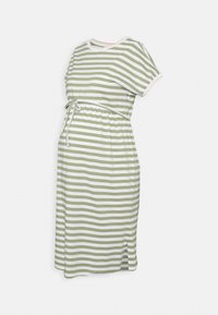 Vestido de maternidade riscado com riscas horizontais verdes e brancas, mangas curtas e cintura ajustada. Apresenta um cordão e fendas laterais.