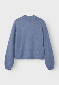 Pull-over bleu en laine à design court, col côtelé et manches longues légèrement bouffantes. Texture douce et style minimaliste.