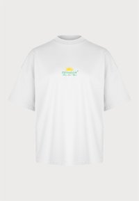Weißes Baumwoll-T-Shirt mit Rundhalsausschnitt und kurzen Ärmeln. Mit dem gestickten "PEGADOR"-Logo in Grün und Gelb sowie einem Sonnendesign.