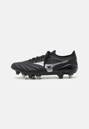 Zwarte voetbalschoenen met een textuurleer bovenkant, zilveren accenten en een gestroomlijnd ontwerp. Voorzien van meerdere noppen voor grip op gras.