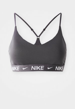 Crna sportska grudnjak s podešivim trakama, ima dizajn s leđa u obliku trkača i široku elastičnu traku na dnu s bijelim "NIKE" logotipom.