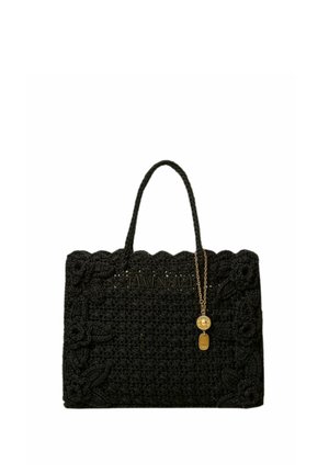 Borsa a mano nera all'uncinetto con motivi floreali, due manici, marchio "TWINSET" e catena dorata pendente con ciondoli rotondi e a forma di targhetta.