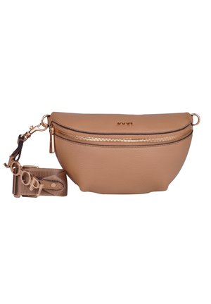 Sac bandoulière en cuir tan, avec une forme arrondie, fermeture éclair dorée et bandoulière détachable mettant en valeur un logo. Texture lisse, design minimaliste.