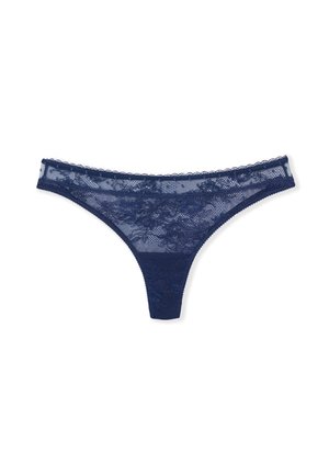 String tanga en dentelle bleu marine avec motif floral et bords festonnés, présenté à plat sur fond blanc.