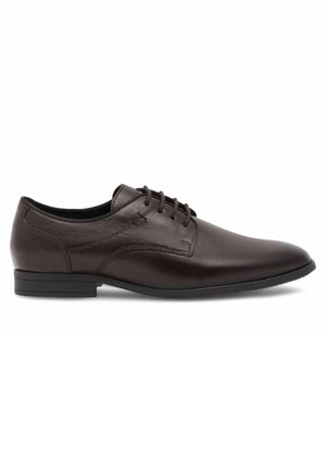 Zapato de vestir para hombre de cuero marrón oscuro con cordones, tacón bajo y puntera puntiaguda, visto desde el lado exterior sobre un fondo blanco.