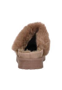 Bruine instappers met een zachte, donzige kraag en een platte rubberen zool. Het interieur is uitgerust met een zachte voering voor extra comfort.