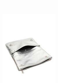 Silver läderväska med en texturerad yta, utrustad med dragkedjestängning, magnetknäppning och rundade hörn. Insidan visar tom plats.