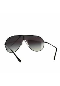 Occhiali da sole aviator neri con lenti sfumate, montatura in metallo e aste nere. Le naselli trasparenti offrono comfort e stabilità.