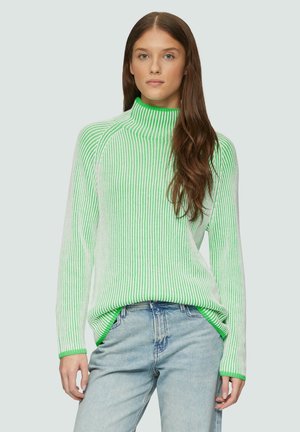 Groen en witte gestreepte trui met een hoge hals, met een losse pasvorm en ribbelstructuur, gecombineerd met lichtblauwe denim jeans.