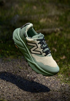 Scarpa da corsa leggera in beige e verde menta, tomaia in rete testurizzata, logo nero, colletto imbottito e suola robusta.
