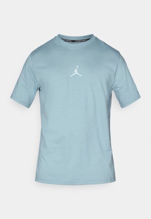 Hellblaues T-Shirt mit kurzen Ärmeln aus Baumwolle. Es verfügt über ein zentriertes weißes Jumpman-Logo auf der Brust. Rundhalsausschnitt und glatte Textur.